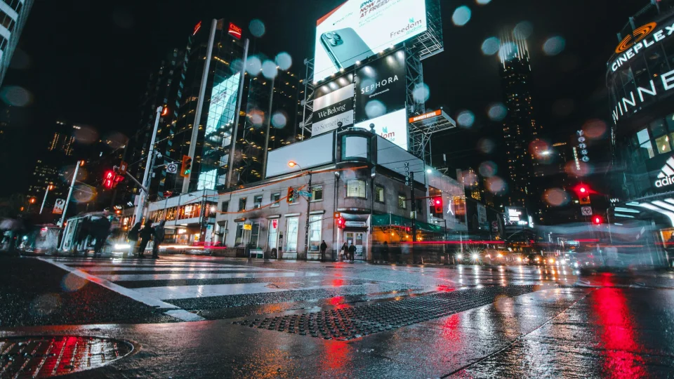 Toronto Yonge–Dundas Meydanı’nda yürüyen insanlar